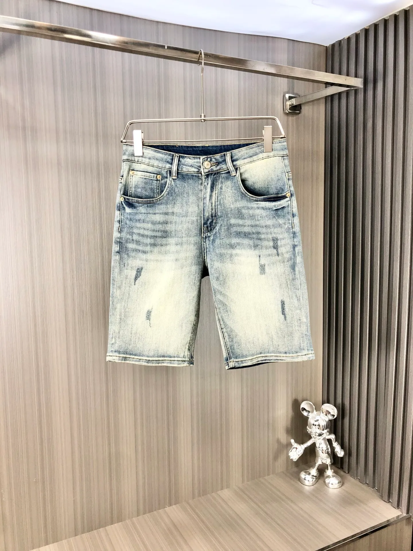 P220 chrome hearts denim shorts, the latest new men's jeans for spring and summer 2025! Heavy-duty washed denim fabric, customized fabric is softer and more comfortable than ordinary denim fabric! Ultra-heavy industrial washing process and double process washing. The entire pair of pants has a comfortable feel, top-notch fineness and breathability. All hardware brand logos are custom-made, and the materials are selected with the best attributes. The elasticity of the fabric is very good and the comfort is great! The low-key design style is simple and elegant. Yardage: 28-38 (no 35.37)